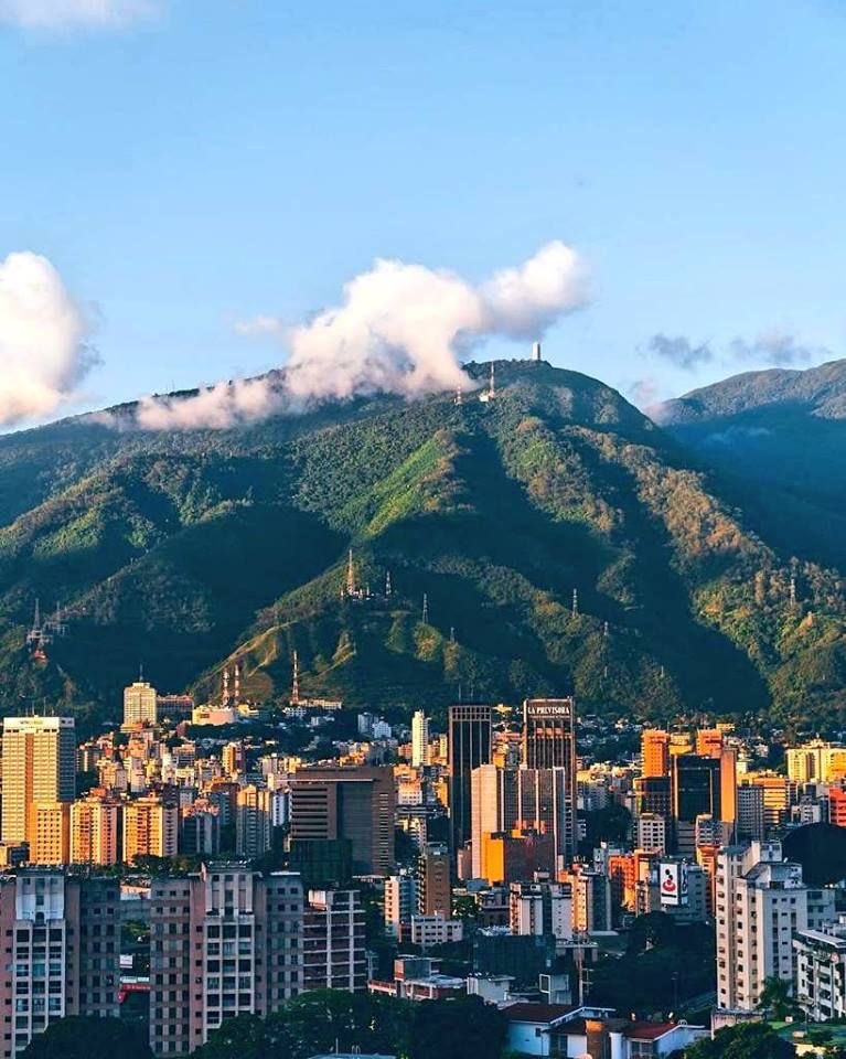 mariaelisasmith's tweet photo. Caracas y Bogotá son hermanas, no primas https://t.co/Gl2e2LIoDr