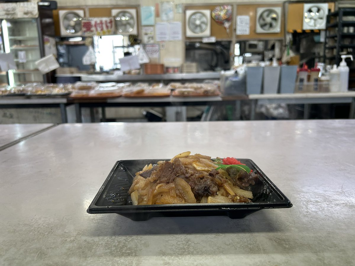 lunchannel_'s tweet photo. @神奈川新町 波止場食堂 出田町店
300円弁当。

すき焼き弁当的な。
前回のカレーと比べてどちらがコスパ良いか考えてる段階で面白い。
どちらも300円だしw

温めはきっかり2分で大正解！ https://t.co/YtwxONdmYR