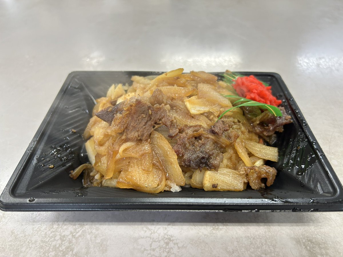 lunchannel_'s tweet photo. @神奈川新町 波止場食堂 出田町店
300円弁当。

すき焼き弁当的な。
前回のカレーと比べてどちらがコスパ良いか考えてる段階で面白い。
どちらも300円だしw

温めはきっかり2分で大正解！ https://t.co/YtwxONdmYR