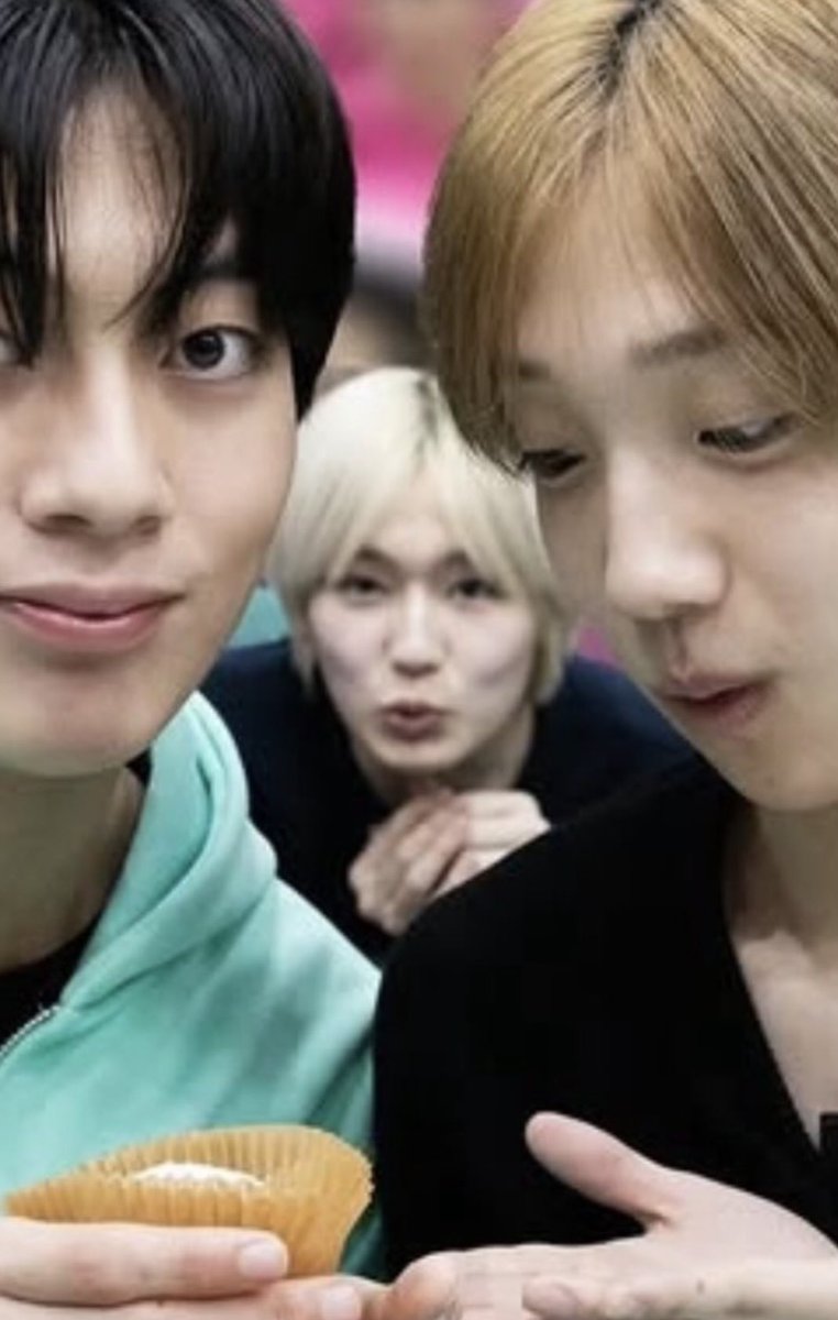 큐이 tweet media