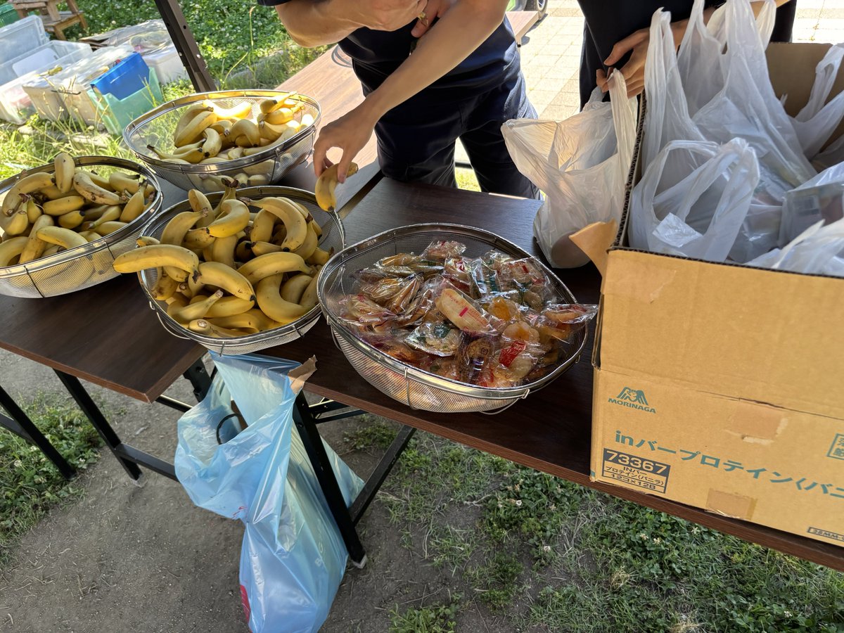 csacKOBE's tweet photo. 30日（土）の小野浜公園・炊き出しはチキンカレーライスの提供、それにバナナやお菓子、野菜ジュース、フードバー等の詰め合わせも合わせて提供しました。調理の担当は神戸ユニオン教会とマリスト国際学校のみなさん、108名の方の利用がありました。 https://t.co/5Aq7EOGN9U