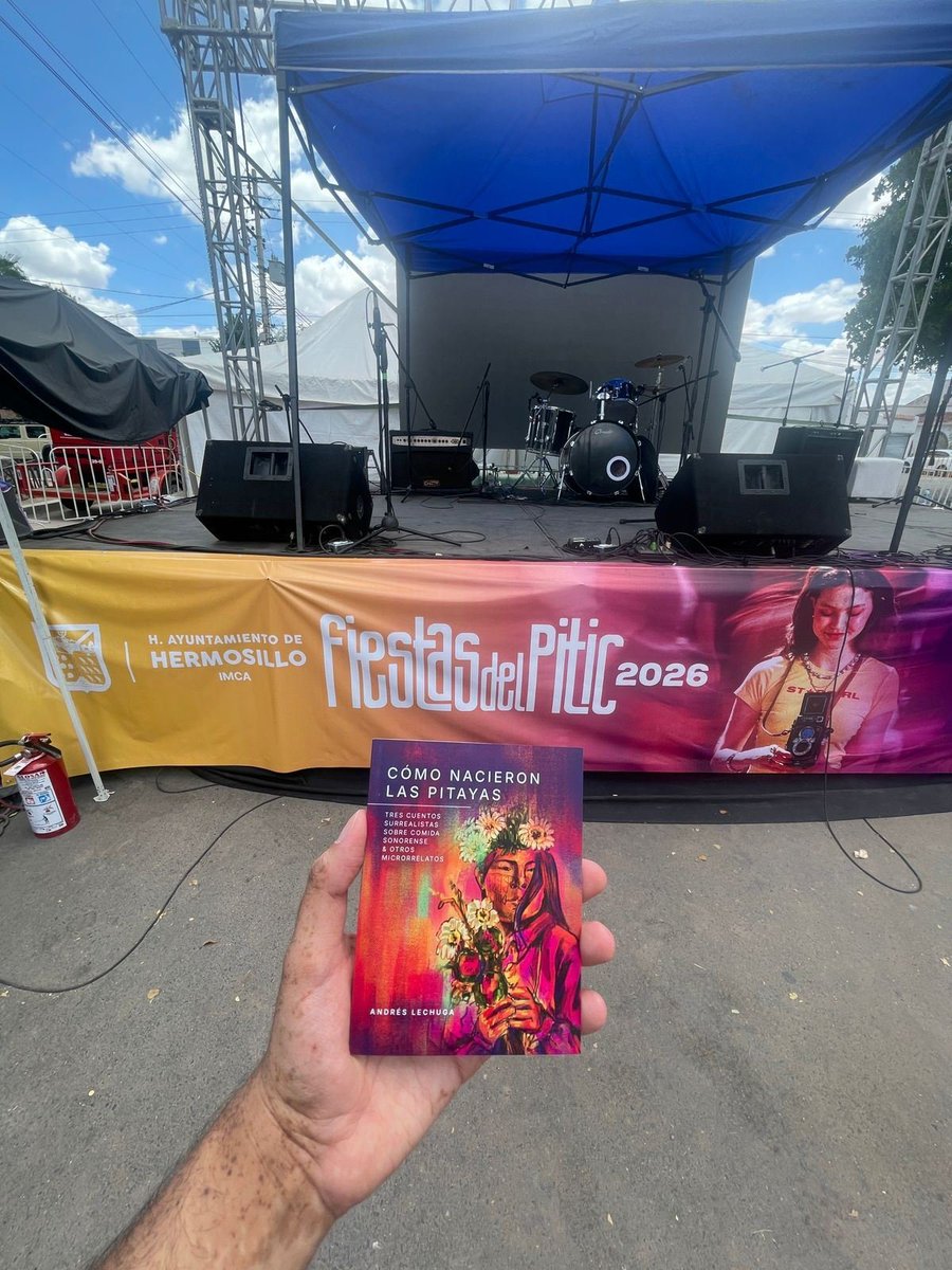 AndresLechugaH's tweet photo. Un poco más de fotitos de mi libro de cuentos Cómo nacieron las pitayas🌵presentado en @lasfiestaspitic  2026. Se anduvo pasenado por la ciudad de #Hermosillo más que yo🤣 https://t.co/6CFruHrSpK