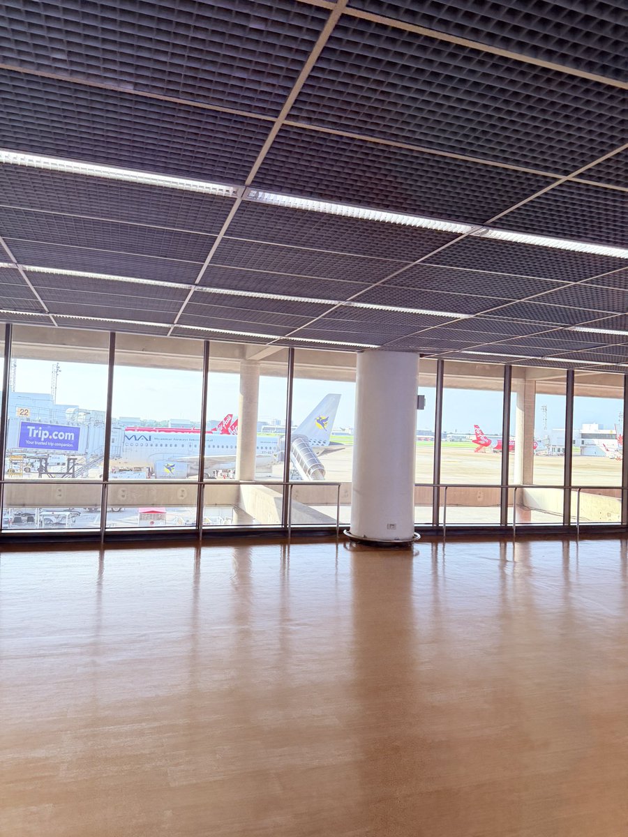 MM_Creator's tweet photo. あっという間にタイに着く。外に出るとバンコクの方がヤンゴンよりほんのりあったかい。これまではパスポート一つだけでタイに浪漫飛行してたんだけど、今日はイミグレでビザ出せって初めて言われた。やばっ。

でも実は隠しビザを持っていたので提示したら、イミグレのおにーさんがなんだ持ってるじゃん。みたいな顔になってにっこり。

もうそろそろ、この人安全な人か、タイのためになってるかどうかAIで判断してほしい。外貨運んできて結構お金落としてるよ。