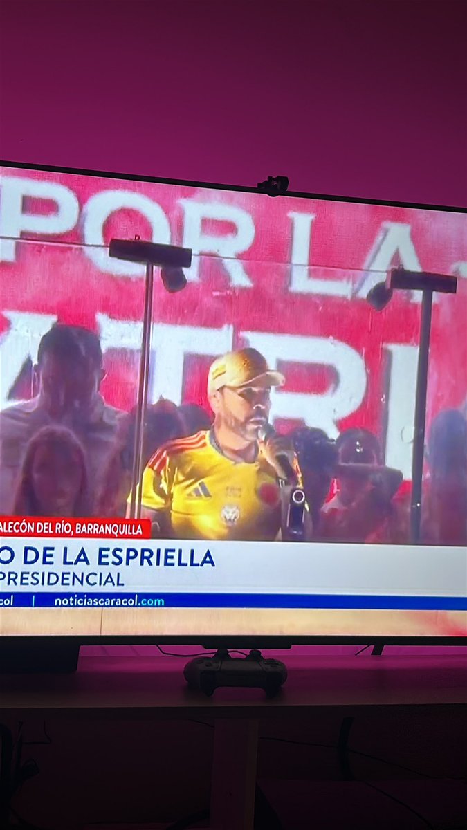 Valentia_og's tweet photo. Este señor es un completo show, concurso de tv nacional, un segmento de sábados felices, el propio Aníbal Conrado, Juanpis González. Qué vergüenza verlo portar la camiseta de nuestro país. ¿Por la razón o por la fuerza? 
Qué tristeza, Colombia. https://t.co/Z6DDKkwmvI