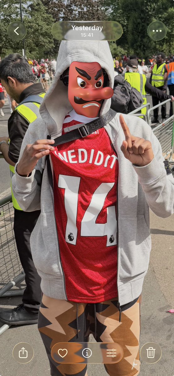Mukzafc's tweet photo. CHAMPIONS OF ENGLAND WE KNOW WHAT WE ARE 🔴⚪️ https://t.co/ZIRaj2fMlf