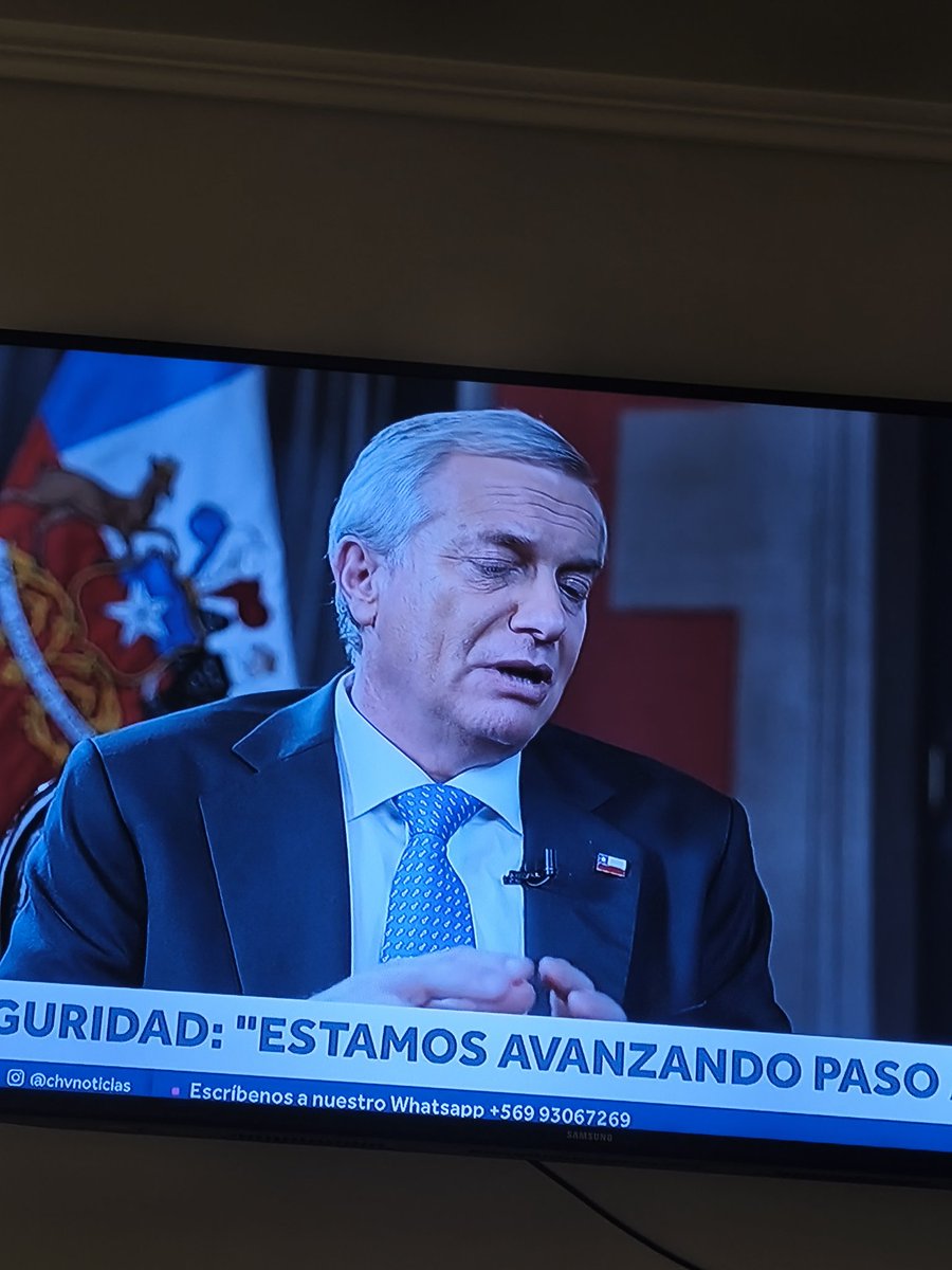 SraConsu's tweet photo. Quien maquilló al kakas??? https://t.co/bu2vV54bat