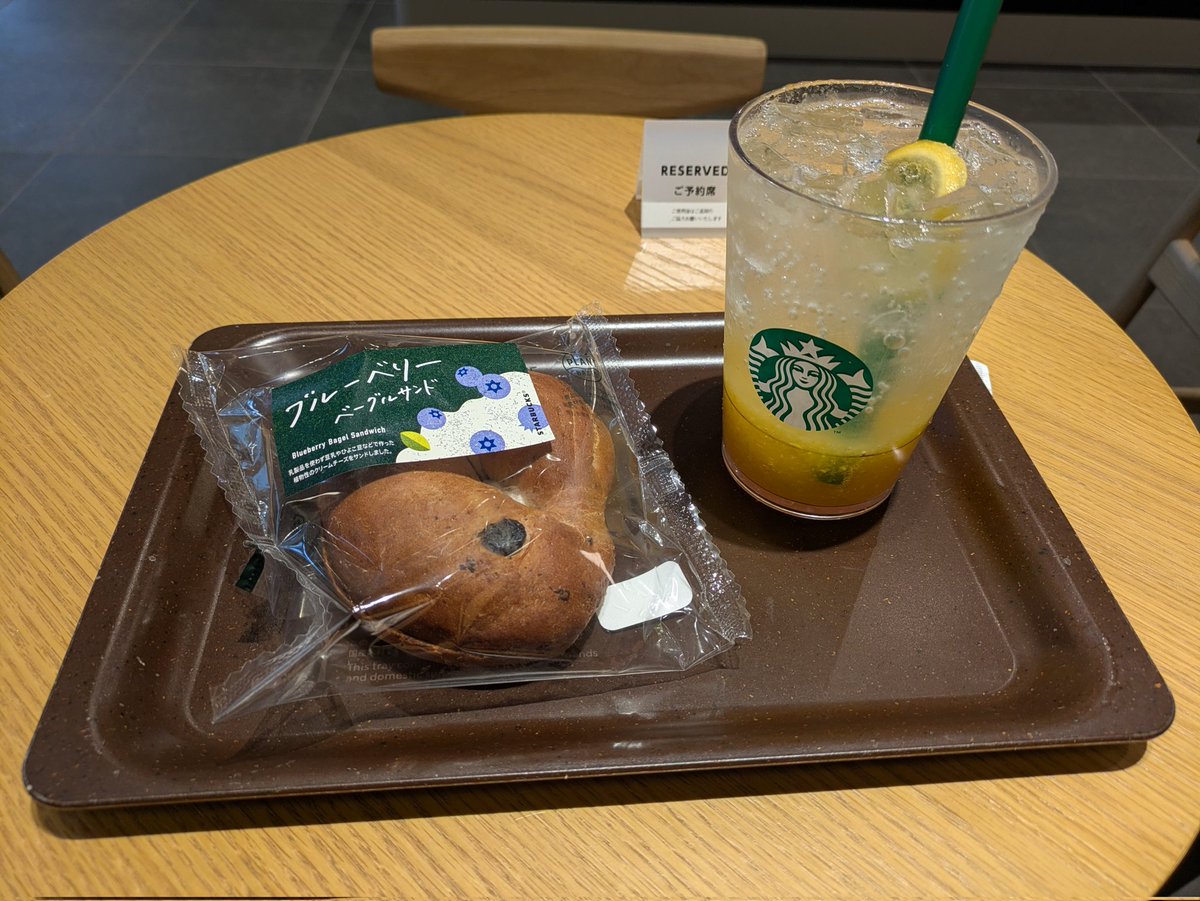 11062007's tweet photo. 6月スタート
暑い…北海道なのにね💦
水分補給しっかりと(^o^)
今月もよろしくお願いします😊
#6月
#真夏日
#スタバ
#チラックスソーダゆずシトラス https://t.co/YHoIKpdKQi
