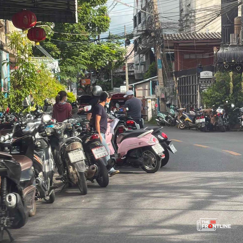 thefrontlineth's tweet photo. ร้องตรวจสอบ! รถจักรยานยนต์จอดล้นเข้าช่องจราจรใกล้ รพ.เชียงใหม่เมดิคอลเซ็นเตอร์ พร้อมพบรถเก่าจอดริมเส้นขาว-แดง
Motorcycles encroaching on a traffic lane spark complaints near Chiang Mai Medical Center.
#เชียงใหม่เมดิคอลเซ็นเตอร์ #จราจรเชียงใหม่ #TheFrontline #TheFrontlineNews https://t.co/TeTVEHkzQ6