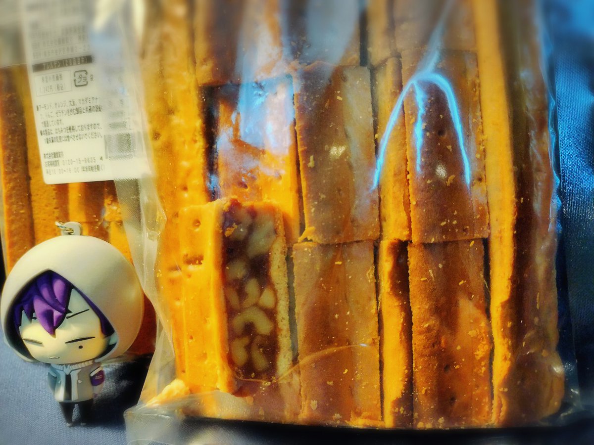 USSS_orange's tweet photo. 横浜行くとき絶対買おうと決めていたクルミっ子切り落とし
志麻さん横浜をファイナルに選んでくれてありがとう💜
今めっちゃお腹空いててちょっと味見しちゃおうか葛藤してるけど空けたらきっと味見じゃすまないので我慢… https://t.co/EIOdan65oS