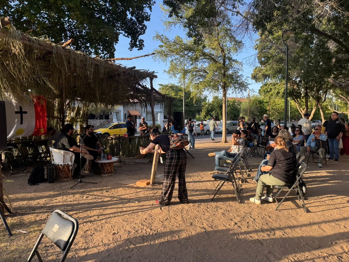 AndresLechugaH's tweet photo. ZAZ🔥Algunas imágenes de lo que fue la presentación de mi libro de cuentos Cómo nacieron las pitayas en las pasadas @lasfiestaspitic  en Hermosillo, Sonora, en compañía del escritor Juan Miguel Valles como presentador.  Sigo feliz por lo vivido c: https://t.co/lBNGNte0sq