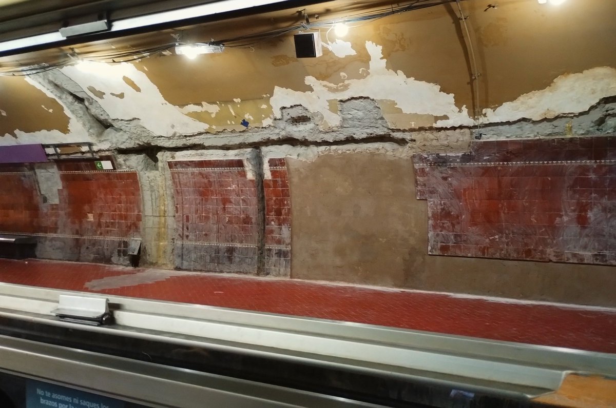 bermiliaPH's tweet photo. @flaneurbano La subtrama cuando bajas al andén, en el #subte de la Ciudad más linda del mundo.
#LineaE https://t.co/rBpQ4LKafJ