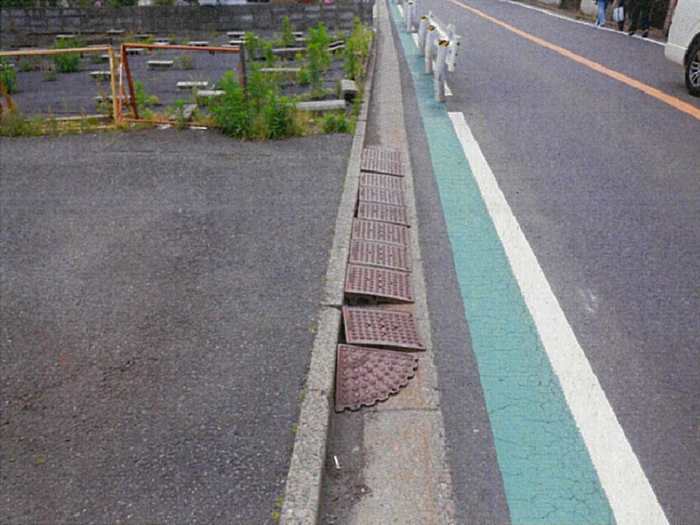 Funabashi_city's tweet photo. ＿人人人人人人人人人人人人人人＿
＞　道路に物を置かないで！🙇　＜
￣ＹＹＹＹＹＹＹＹＹＹＹＹＹＹ￣

乗り上げブロックなどを道路上にみだりに置くことは、法律で禁じられています🙅
道路の安全確保のため、皆様のご協力をお願いします。

#船橋市 #道路維持課
 https://t.co/SylxVbEANj https://t.co/nKtsdtYIqe
