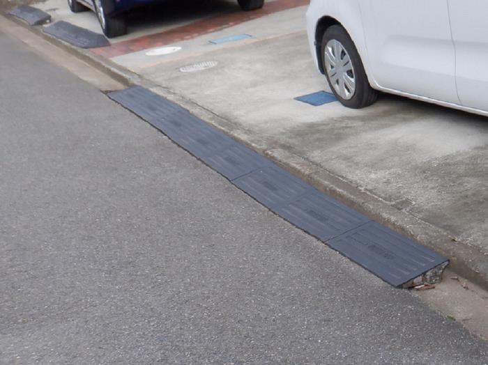 Funabashi_city's tweet photo. ＿人人人人人人人人人人人人人人＿
＞　道路に物を置かないで！🙇　＜
￣ＹＹＹＹＹＹＹＹＹＹＹＹＹＹ￣

乗り上げブロックなどを道路上にみだりに置くことは、法律で禁じられています🙅
道路の安全確保のため、皆様のご協力をお願いします。

#船橋市 #道路維持課
 https://t.co/SylxVbEANj https://t.co/nKtsdtYIqe