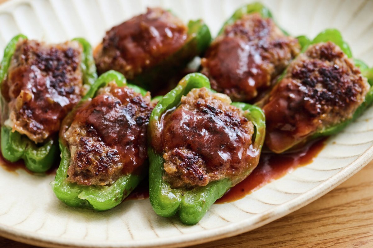 TRIALCOMPANY's tweet photo. ＼ピーマンの肉詰めの上手な焼き方🫑／

人気の定番おかずですが「肉が離れる」「中まで火が通るか不安」と悩む方も多いのでは？💭

実は下準備のちょっとしたコツで、肉がはがれずふっくらジューシーに仕上がります！

くらしトライでは基本の材料や手順、失敗しないコツをご紹介👨‍🍳

詳しくはこちら➡https://t.co/cb0Z6U5Z59