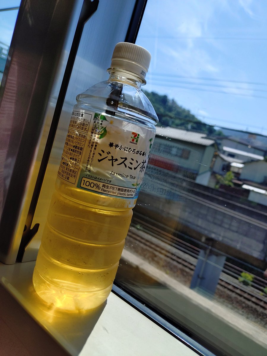 coffeeandspirit's tweet photo. 窓の外を爛々と眺めてる子供がお母さんに

「山科って京都？？？😄😄」

て無邪気に尋ねてたけど心の中で「鋭い指摘だな、坊主」って言ってしまった

あ、今日(月)定休日です https://t.co/cGXIuczfg3