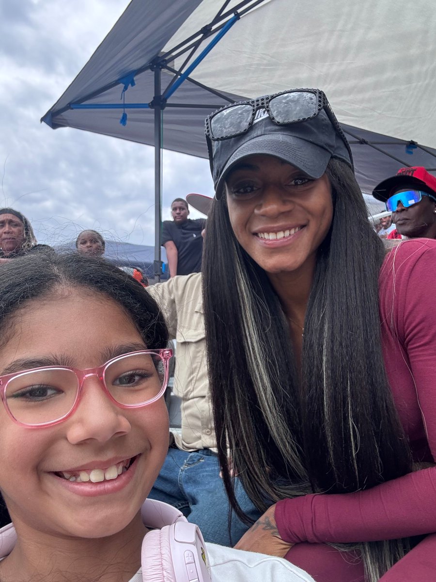TXPhoenixTaylor's tweet photo. When Sha'Carri Richardson casually stops by to watch your AAU team run, #NITRO - her old team &amp; takes a pick with your niece. #summertrack https://t.co/wLjBTWjA9U