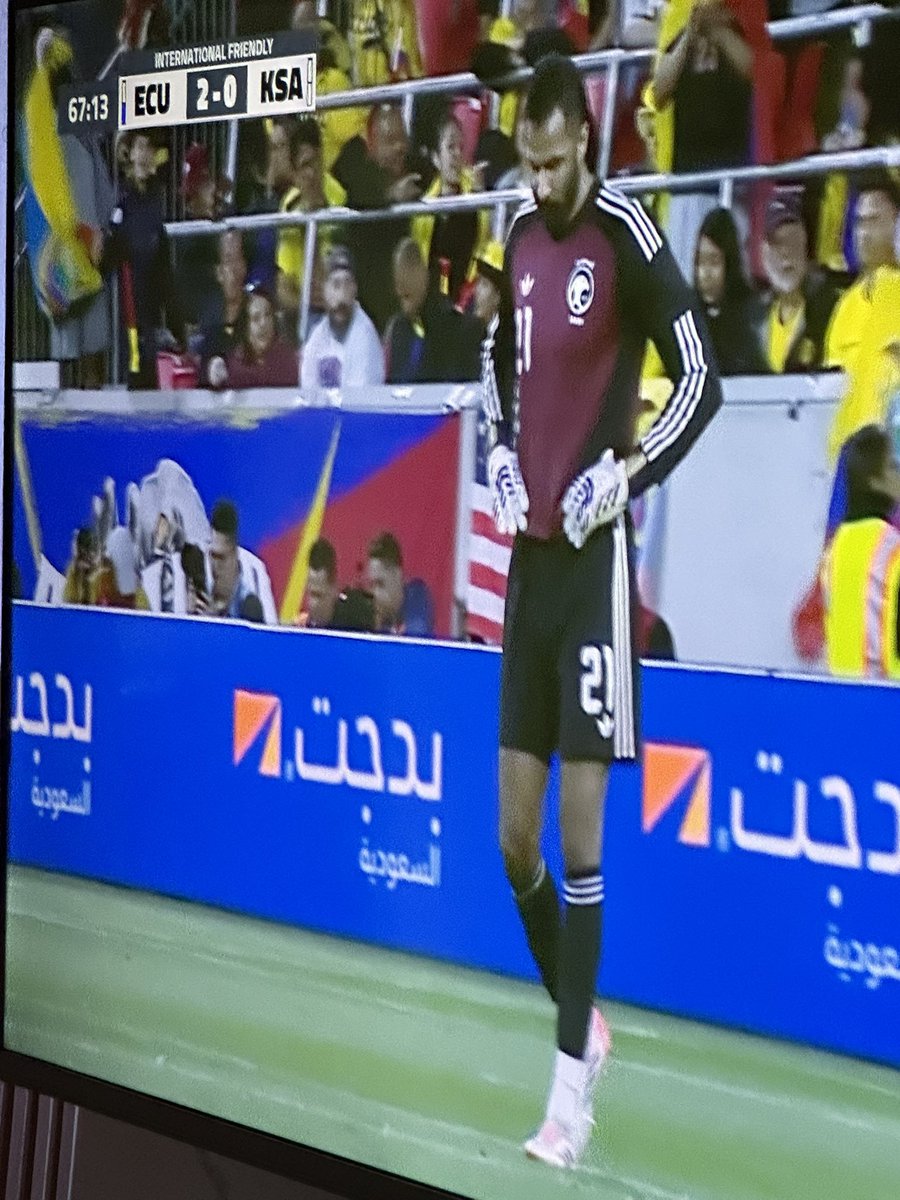 federubi90's tweet photo. Para los gordos camiseteros: ayer el arquero de Arabia Saudita usó contra Ecuador la misma camiseta que Beltrán contra Blooming, pero en manga larga. Es una de las nuevas casacas genéricas de Adidas. https://t.co/kANtybP4GF