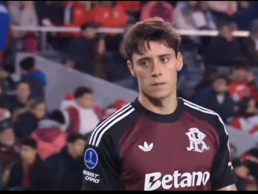 federubi90's tweet photo. Para los gordos camiseteros: ayer el arquero de Arabia Saudita usó contra Ecuador la misma camiseta que Beltrán contra Blooming, pero en manga larga. Es una de las nuevas casacas genéricas de Adidas. https://t.co/kANtybP4GF