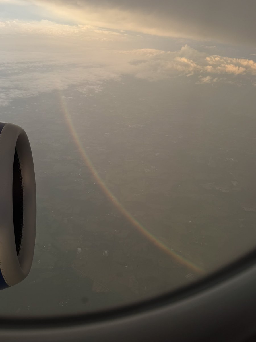 wxmckenna's tweet photo. On my Breeze flight to Tampa, I’ve experienced two firsts! Mammatus clouds and a full circle rainbow!!! https://t.co/Xn69pWl4xA