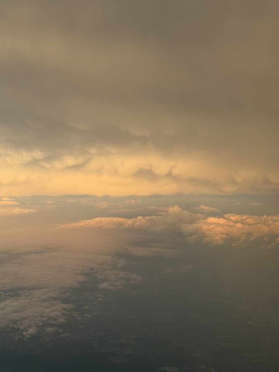wxmckenna's tweet photo. On my Breeze flight to Tampa, I’ve experienced two firsts! Mammatus clouds and a full circle rainbow!!! https://t.co/Xn69pWl4xA