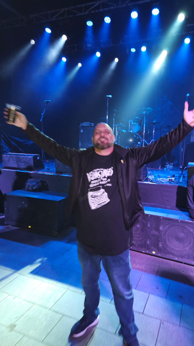AutoRadioPodcas's tweet photo. E lá está nosso cinquentão @cevalesi nada virgem conferindo mais uma apresentação do @velhasvirgens1
O velho rock 'n roll não morre nunca, seja você um virjão ou não.

#velhasvirgens https://t.co/jOUo9EIiAF