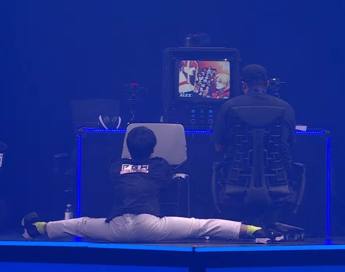 AlbyDMG's tweet photo. @chuchuzera01 Antes de reclamar das cadeiras fornecidas pelos offlines da sua região, olhe essa foto: https://t.co/dLNrGBDtse