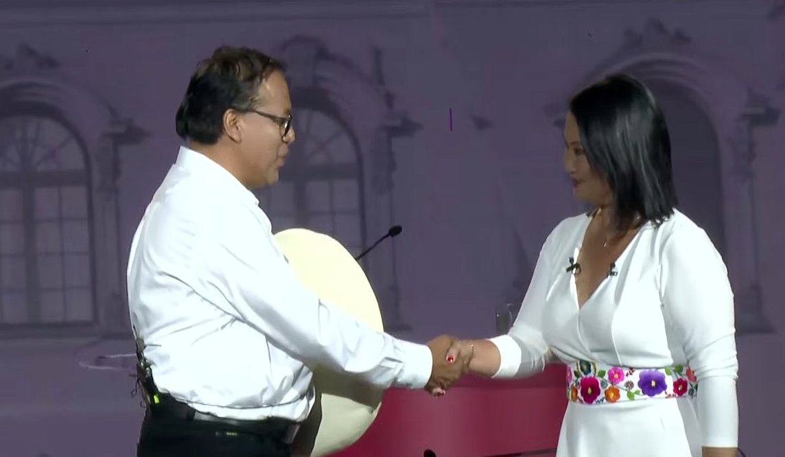 Aderly's tweet photo. 🚨 #LOÚLTIMO |  Keiko Fujimori y Roberto Sánchez se dan la mano antes de iniciar el debate por la Segunda Vuelta. https://t.co/RiMvXuWVNx