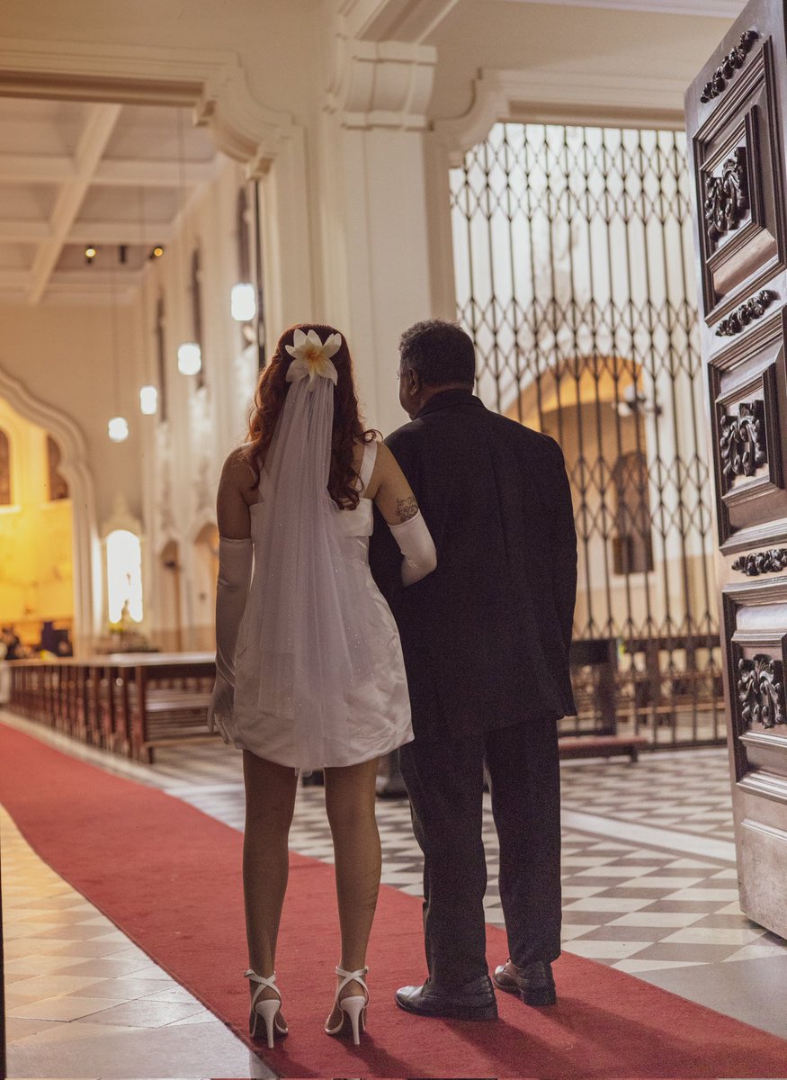 naloesa's tweet photo. quando vc se sentir performático saiba que eu casei na igreja católica sem ser religiosa só pq eu acho bonito e de vestidinho curto e fiz todo mundo ir de preto https://t.co/DKxcryejLL