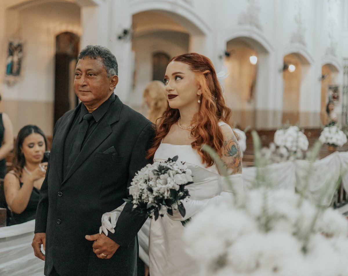 naloesa's tweet photo. quando vc se sentir performático saiba que eu casei na igreja católica sem ser religiosa só pq eu acho bonito e de vestidinho curto e fiz todo mundo ir de preto https://t.co/DKxcryejLL