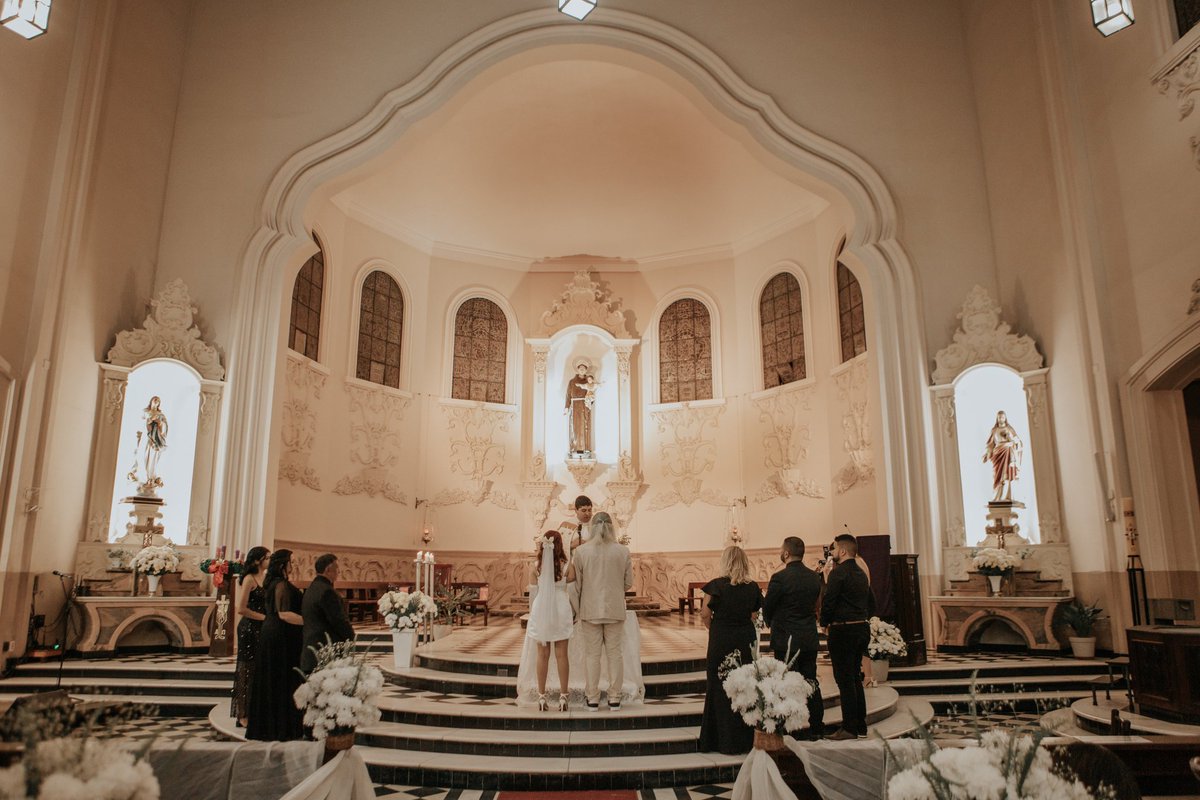 naloesa's tweet photo. quando vc se sentir performático saiba que eu casei na igreja católica sem ser religiosa só pq eu acho bonito e de vestidinho curto e fiz todo mundo ir de preto https://t.co/DKxcryejLL