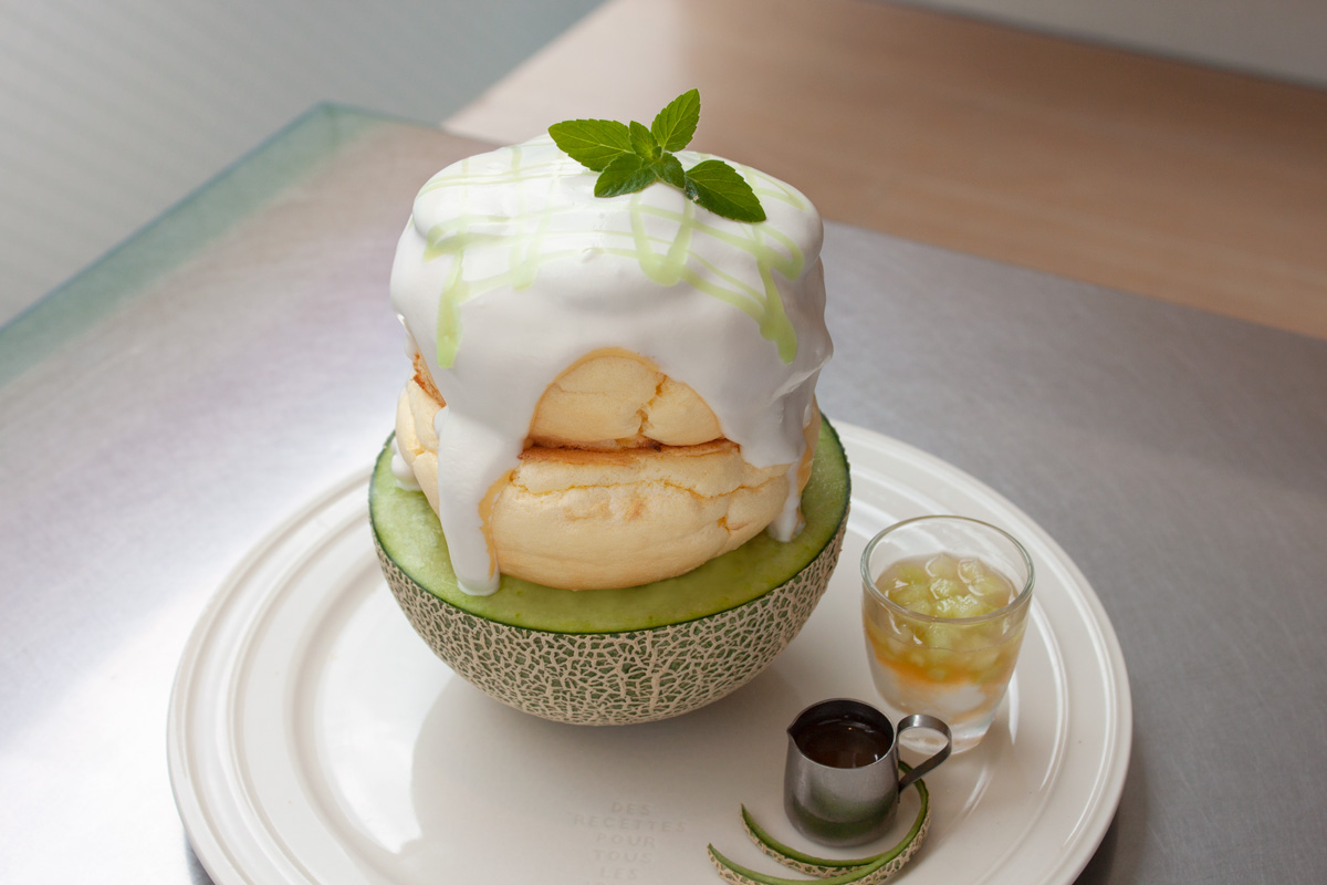 ibatabe's tweet photo. 🍈イバラキングメロンフェア開催中①🍈

👑王様のパンケーキ登場【1日20食限定】
 濃厚なのに爽やか、初夏だけの贅沢な味わい。
📍レインボーパンケーキ 原宿・神宮前店
 📅6/1〜6/21
 💰2,350円

URL：https://t.co/1XFcdNPzNF
#イバラキング #メロン #パンケーキ #原宿カフェ #季節限定 https://t.co/rJOUDKlrfW