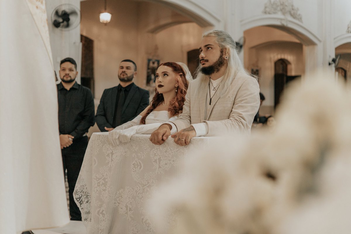 naloesa's tweet photo. quando vc se sentir performático saiba que eu casei na igreja católica sem ser religiosa só pq eu acho bonito e de vestidinho curto e fiz todo mundo ir de preto https://t.co/DKxcryejLL