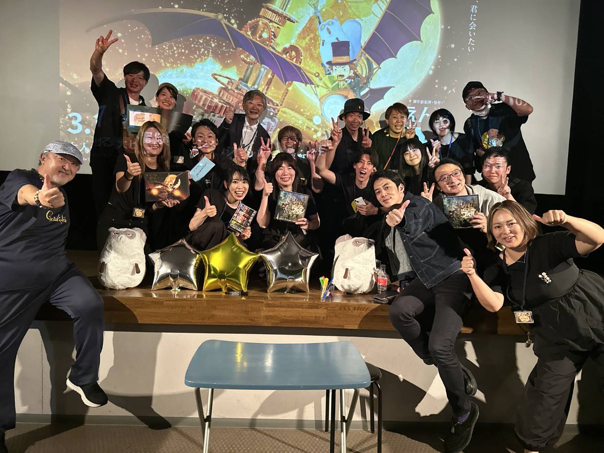 nishinoakihiro's tweet photo. 『映画 えんとつ町のプペル 』の公開から２ヶ月が経った今日も全国各地の映画館をまわっています。
この二ヶ月で１６０回ほど映画館に足を運びました(※繰り返し通っている劇場もあるよ)。

公開当時は｢必死じゃんw｣とたくさん揶揄されましたが、今は、そういった声も減ってきました。
たぶん呆れられたのだと思います(笑)

CHIMNEYTOWNという小さな会社が｢製作委員会の幹事｣と｢配給｣として入っている『映画 えんとつ町のプペル 』の観客動員数は今日の時点で【40万人】ほど。

どうしても比較されてしまうのですが、大手企業が仕掛けるメジャー作品の成績を日常的に目にするので、僕も含め、もう皆、すっかり｢動員数｣の基準値にバグが起きていますが、個人がケツ持ちをしているような独立系(半独立系)のオリジナル作品で映画館を人を呼び込むのはやっぱり簡単じゃありません。

足を使って一軒一軒劇場をまわって、劇場にお越しになられるお客様と、劇場で汗を流してくださるスタッフの皆様お一人お一人と握手を繰り返していくしか道はなく、目標までの距離を見ては気絶しそうになる毎日です。

そんな中、昨日は長野県・飯田市の『トキワ劇場』に朝から晩までいました。
上映は一日三回。
それぞれの上映後には舞台挨拶があり、その前後にはサイン会もありました。

その間、劇場スタッフの皆さんと、地元ボランティアスタッフの皆様が、ずっと横にいてくれて、朝から晩までずっと笑顔でサポートをしてくださいました。

後片付けまで含めた一日のすべてを終えた頃には、商店街から人は消え、夜はすでに深い時間に差しかかっていました。
　
スタッフの皆さんとお別れする際に、｢この映画、届けましょうね｣とお声がけいただいたのですが、そこで、まだ会ったこともない｢届けてくれる人｣が各地にいることを知り、自分が抱えている｢目標までの途方もない距離｣なんて、とるに足らないものだと思いました。

いつも本当にありがとうございます。
映画館に足を運んでくださるお客様。
映画館で汗を流してくださっているスタッフの皆様。
その他、作品の届ける為に走り回ってくださっている全ての人に感謝します。

今日も映画館に通います。
届くといいな。

【追伸】
6月28日(日)は東京国際フォーラムで『映画 えんとつ町のプペル ~約束の時計台~』の応援上映会があります。
たくさんの方のご厚意によって｢シングルファミリー｣｢子だくさんファミリー｣のお子さまは無料で招待させていただきます。

是非、皆さんのまわりの｢シングルファミリー｣｢子だくさんファミリー｣の方に、このことをお知らせください。

※参加チケットはコチラから↓
https://t.co/S4vFNJatXe