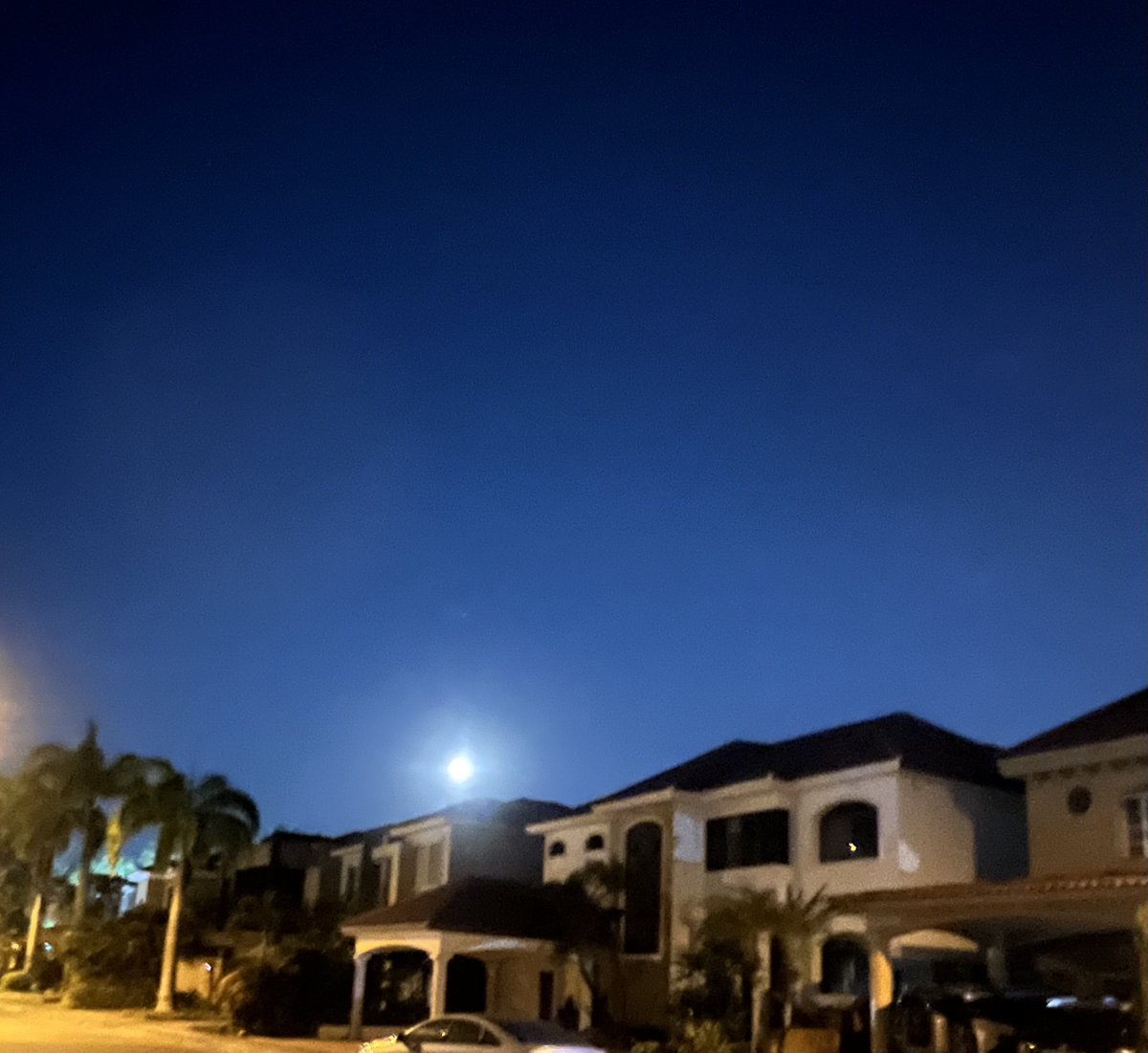 vekale75's tweet photo. "Blue Moon" en mi choli aldea. 😍😍😍😍😍😍😍😍😍😍😍 https://t.co/iXMO1Y2EoR