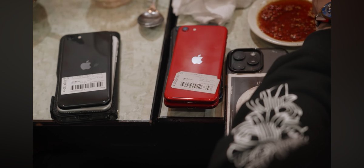 LGD821's tweet photo. REAL-Tの新曲MV、親の顔より見覚えのあるシールが貼られたiPhone出てきて草
全部SE2かな
https://t.co/a6eaoyswdU https://t.co/4m8cjf4P3M