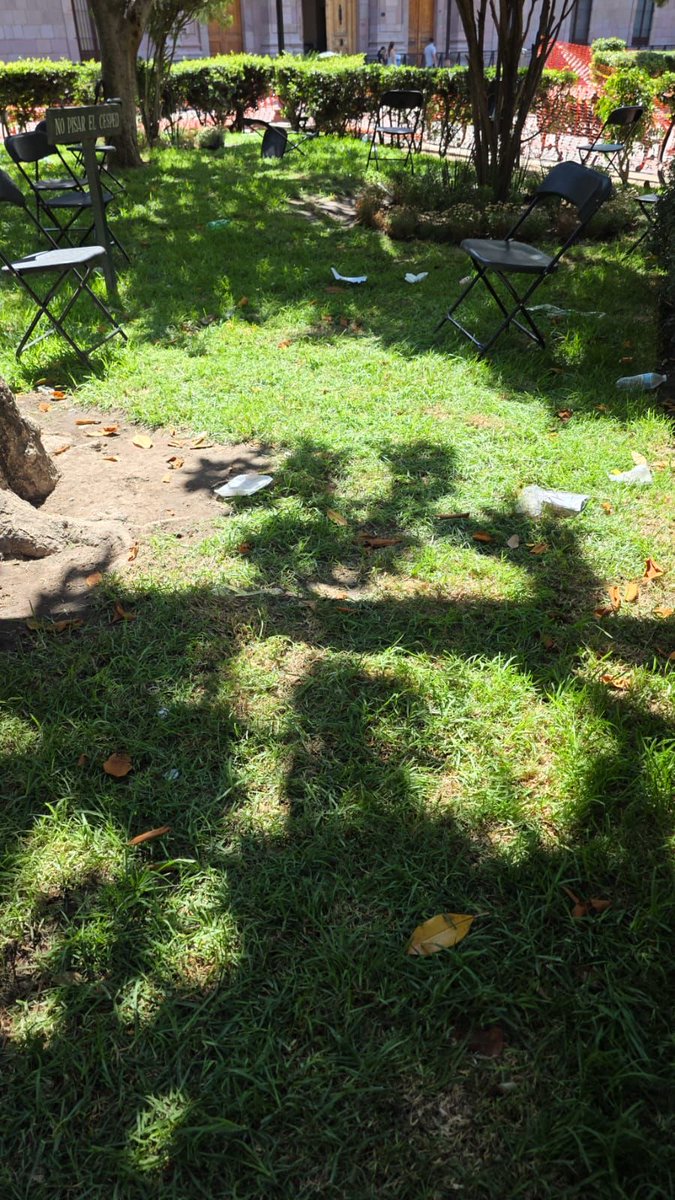 OSWALDORIOSM's tweet photo. ¡Gracias San Luis Potosí, basura con basura se paga! @Claudiashein
Convertida en un CHIQUERO, así dejaron #PlazaDeArmas en #SLP los militantes del @partidoverdemex y @PartidoMorenaMx.
La podredumbre de la política no podía tener mejor escenario que este muladar de inmundicias. https://t.co/3ymQsCMSpR