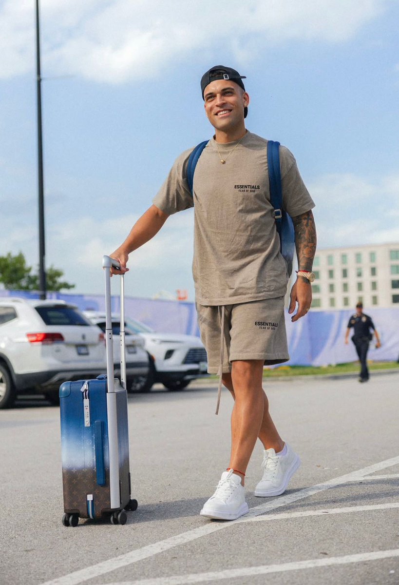 RacingManiacos's tweet photo. LAUTARO MARTÍNEZ LLEGÓ A LA CONCENTRACIÓN DE LA SELECCIÓN #ARGENTINA EN KANSAS 🇦🇷🏆

¡VAMOS, TORO! 🐂💙 https://t.co/yFze6ivLum