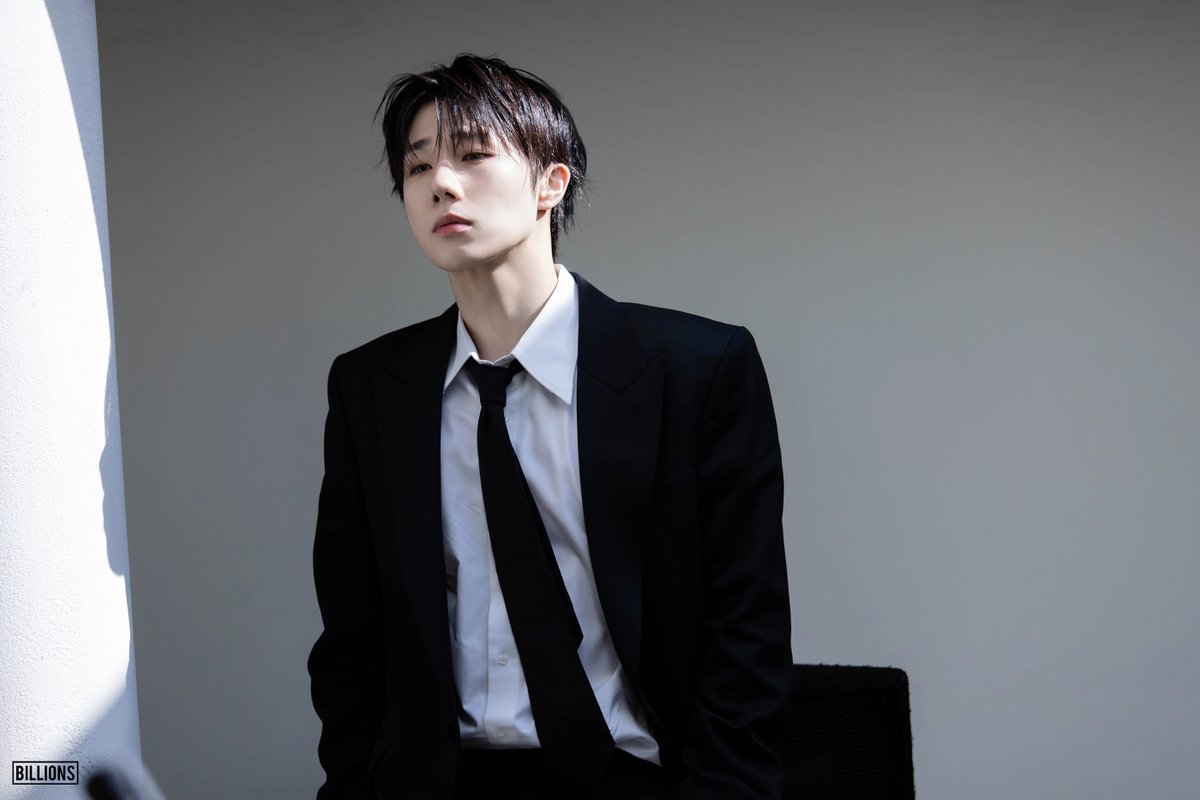 KSK_official's tweet photo. [💌]

김성규 <2026 KIMSUNGKYU LIVE [LV4: LEAP TO VECTOR] IN SEOUL> 포스터 촬영 현장 비하인드 SUIT Ver. 

🔗https://t.co/qGo61NLSlU

#김성규 #KIMSUNGKYU
#Concert #LV4 #LeaptoVector https://t.co/XYyaxnxnHC