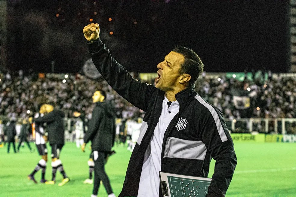 kobealvinegro's tweet photo. Caralho, é bizarro como o paysandu é nosso FILHO. 

Independente da fase do FIGUEIRENSE, eles vem pra cá e tomam atraso, sempre pipocam. 3 pontos garantidos. 

Na arquibancada é sempre a mesma aula aplicada, nem se fala.

AH, E VOLTE SEMPRE JUNIOR ROCHA. 👋 https://t.co/adZpEb0dRz