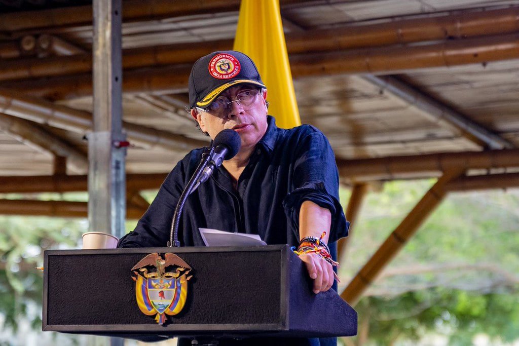 SputnikMundo's tweet photo. 🗳 "No acepto los resultados del preconteo": Petro

🇨🇴 El presidente colombiano Gustavo Petro se pronunció sobre los resultados del preconteo de las elecciones presidenciales, que posicionan en primer lugar al candidato Abelardo de la Espriella y, por pocos puntos porcentuales, en segundo a Iván Cepeda.

🗣 "Como presidente, no acepto los resultados del preconteo de la firma privada de los hermanos Bautista, porque debiendo estar quietos los algoritmos del software de conteo y escrutinios, en la última semana fueron variados en tres oportunidades y agregaron 800.000 cédulas más de personas que no están en el censo oficial presentado", escribió en su cuenta de X.

➡️ El mandatario detalló que los únicos resultados que atenderá serán los de las comisiones escrutadoras dirigidas por los jueces federales. La empresa encargada de realizar el preconteo fue Thomas Greg & Sons.