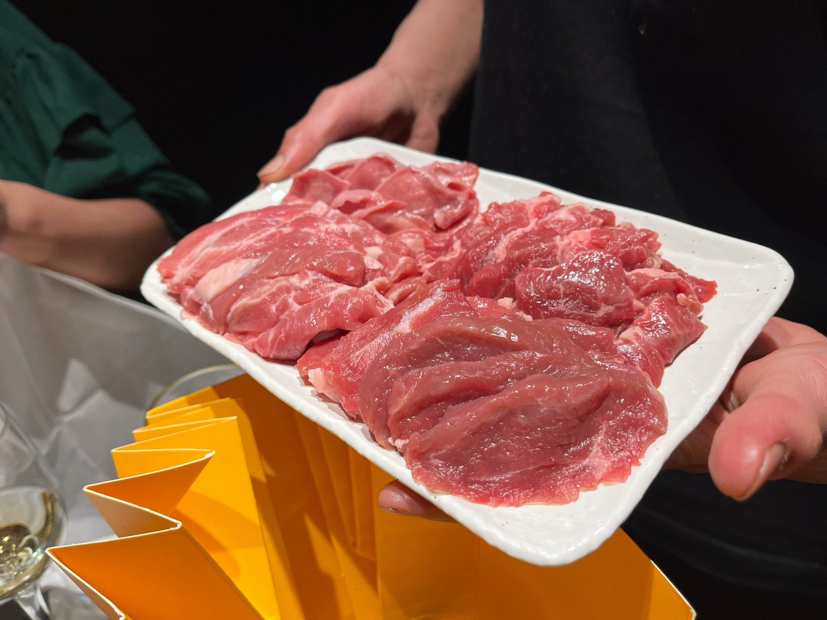 1234Pyoooon's tweet photo. 北海道の夜はおすすめされたジンギスカン🐏めちゃくちゃ美味しかった、特にヒレ🥩お店の方が優しすぎたしお酒安いし最高だった❤️そして毎度このメンバーと飲むの楽しすぎて🤣オタクしてて良かった、ほんと✨ https://t.co/dbG8oL4Cty