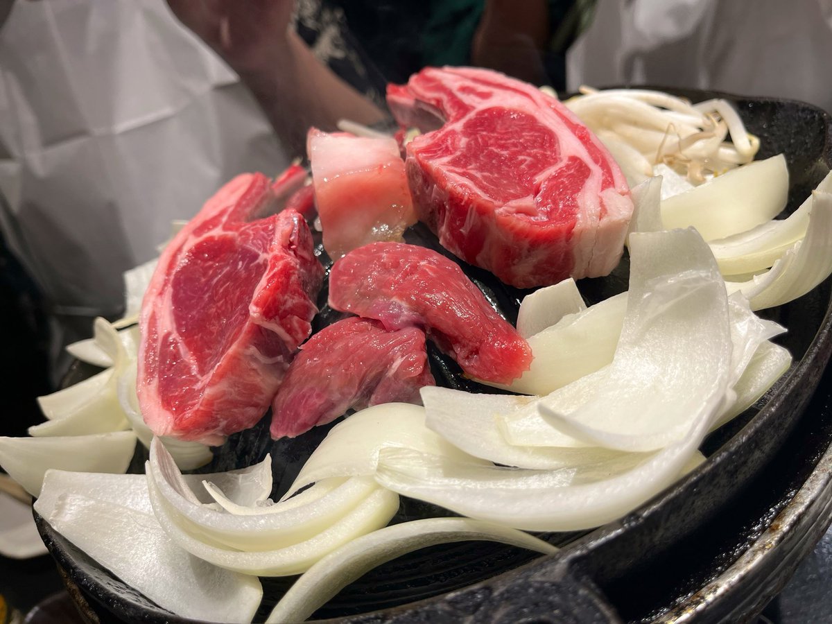 1234Pyoooon's tweet photo. 北海道の夜はおすすめされたジンギスカン🐏めちゃくちゃ美味しかった、特にヒレ🥩お店の方が優しすぎたしお酒安いし最高だった❤️そして毎度このメンバーと飲むの楽しすぎて🤣オタクしてて良かった、ほんと✨ https://t.co/dbG8oL4Cty