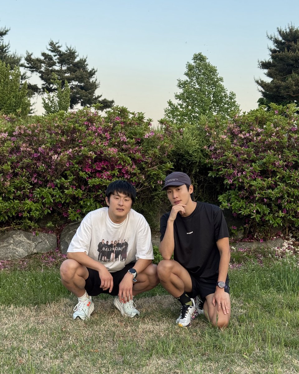 935ent's tweet photo. [권화운]

인생84과 함께한 하루,
크루장 옆 든든했던 부크루장 🫡✨

[クォンファウン]

人生84と一緒にした一日、
クルー長の横で頼りになった副クルー長 🫡✨

#권화운 #KWONHWAWOON #クォンファウン
#인생84 https://t.co/kvpZqUkaYW