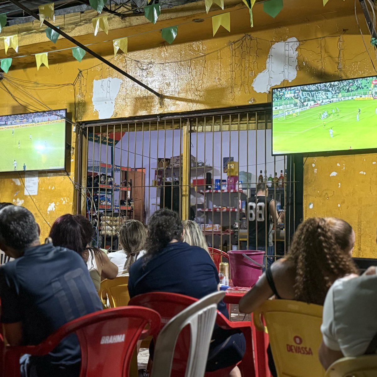 JimmyNight's tweet photo. Enquanto o Remo perdia um gol, o Papão levou mais um. Aqui na Marambaia as torcidas assistem  os jogos do Remo contra o São Paulo e o Paysandu contra o  Figueirense no mesmo bar. Trata-se do Maramba Beer, no fim da Avenida Dalva. https://t.co/pDU7LdFw87