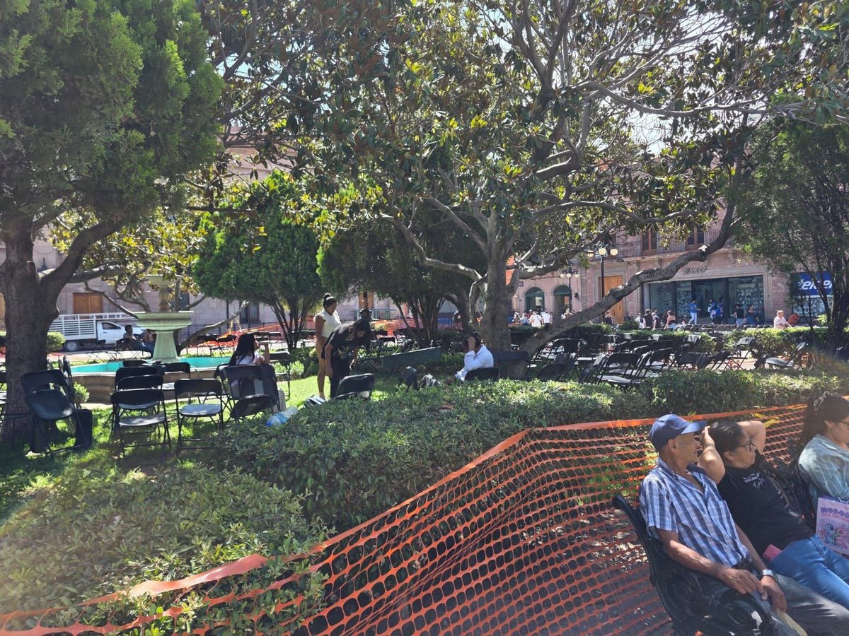 OSWALDORIOSM's tweet photo. ¡Gracias San Luis Potosí, basura con basura se paga! @Claudiashein
Convertida en un CHIQUERO, así dejaron #PlazaDeArmas en #SLP los militantes del @partidoverdemex y @PartidoMorenaMx.
La podredumbre de la política no podía tener mejor escenario que este muladar de inmundicias. https://t.co/3ymQsCMSpR