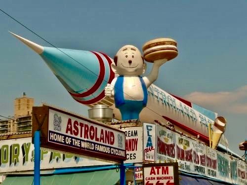 CoolThinggs's tweet photo. This photo captures Papa Burger an A&amp;W Burger Family mascot perched beside the iconic Astroland Rocket atop Paul’s Daughter restaurant on the Coney Island boardwalk, Brooklyn, New York. 🚀🍔

Astroland opened in 1962 as a space-age theme park. https://t.co/NACbgdZmuY