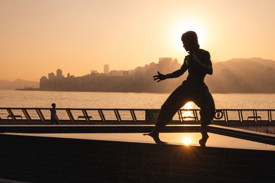 bruceleedragon1's tweet photo. Sunset at The Bruce Lee Statue… The Avenue of Stars✨Hong Kong! I Hope Everyone Had a Blessed🙏Sunday! https://t.co/8TGFcDlaHE