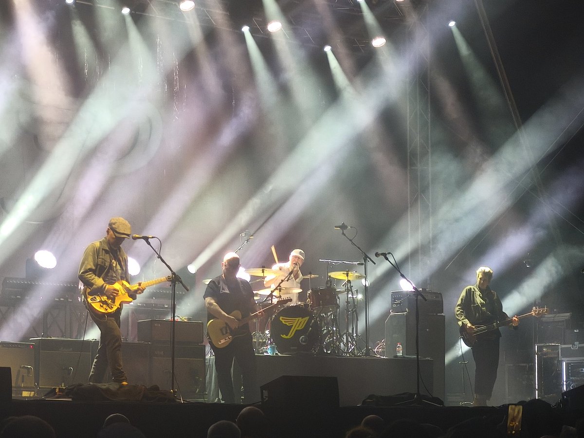 DomNeville's tweet photo. Savage @PIXIES gig at the Castle tonight @mydolans https://t.co/Sl0q3i8KVQ