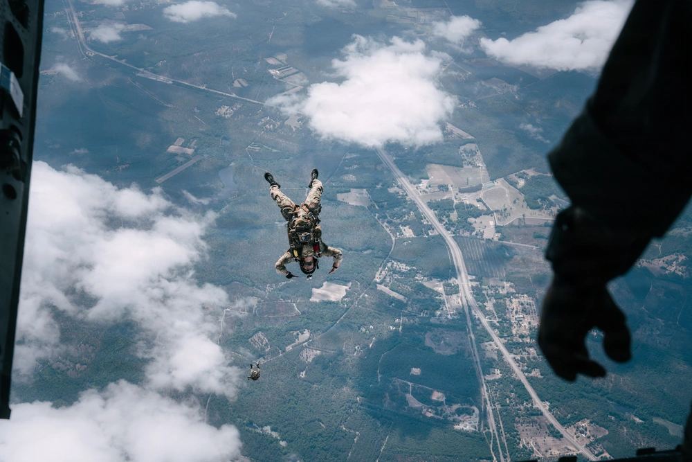 GoArmySOF's tweet photo. U.S. Army Soldiers assigned to United States Army Special Operations Command conduct military freefall operations during a multinational airborne operation at Camp Mackall, North Carolina, April 2026. 

GO BEYOND 📲 Text 𝗦𝗢𝗥𝗕 to 𝟰𝟲𝟮-𝟳𝟲𝟵
https://t.co/UOrW1p7BTv https://t.co/iD6XIkxmtg