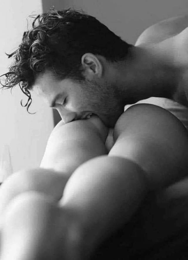 neversleeps29's tweet photo. Love bites https://t.co/XQmZaAPoOr